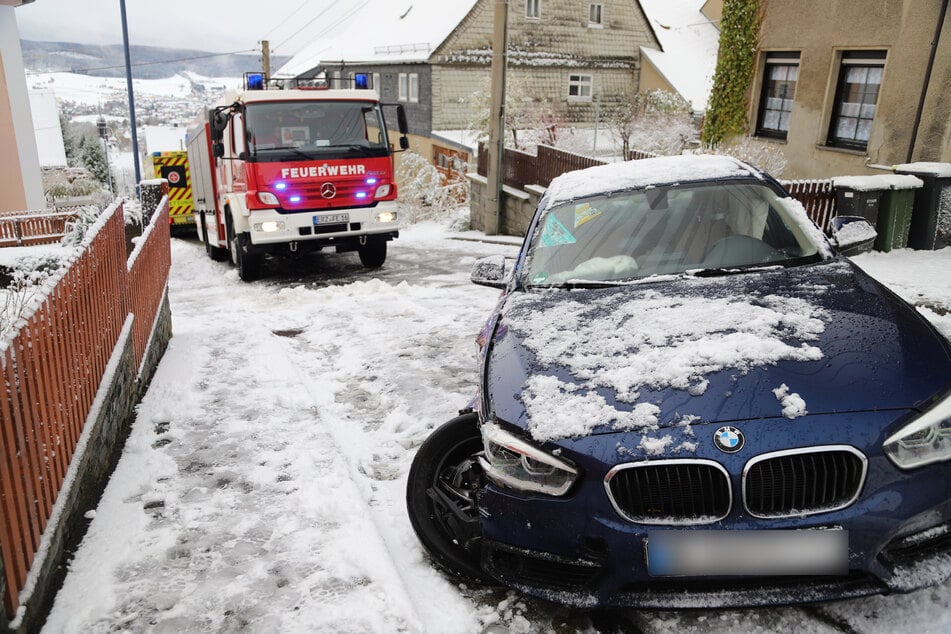 Ein BMW rutschte in Lauter-Bernsbach eine Straße hinab, krachte anschließend gegen eine Mauer.