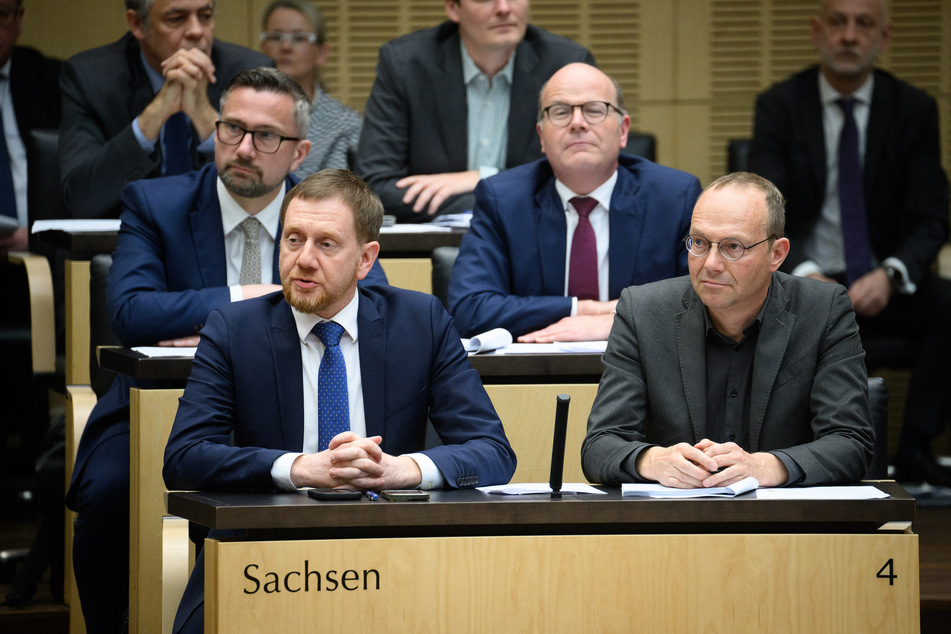 Während Sachsens Ministerpräsident Michael Kretschmer (48, CDU, l.) den Vermittlungsausschuss anrufen wollte, sprach sich sein Stellvertreter Martin Dulig (50, SPD) dagegen aus.