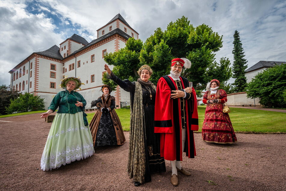 Birgit Lehmann alias Kurfürstin Anna (M.) und ihr Gefolge führen Besucher dieses Jahr bei zahlreichen Veranstaltungen durch die Anlagen von Schloss Augustusburg.
