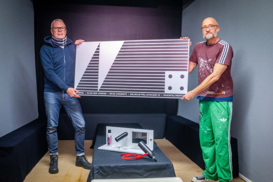 Michael Richter (62, l.) und Tilo Fischer (56) mit dem Logo des Klubs, das für vier Tage wieder sichtbar wird.