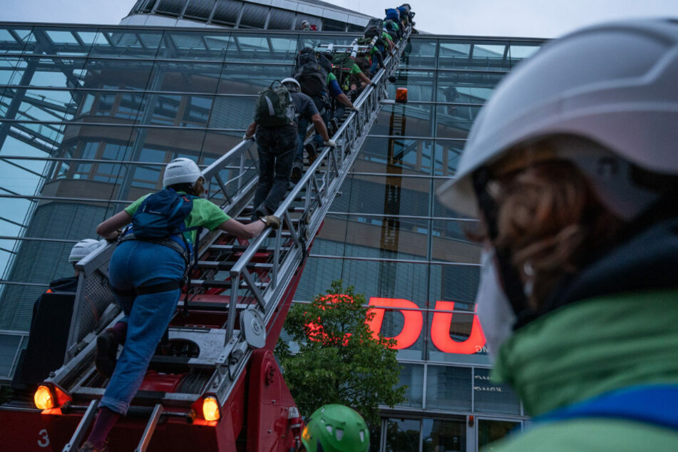 Greenpeace-Aktivisten klettern am frühen Morgen auf das Dach der CDU-Parteizentrale.