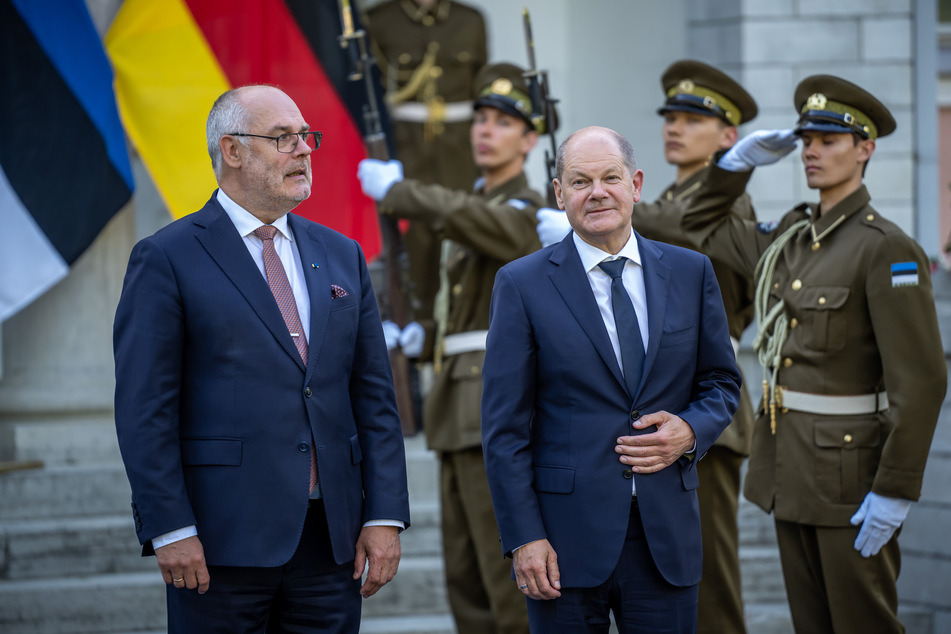 Bundeskanzler Olaf Scholz (64, SPD, r.) erklärte bei einem Treffen mit Estlands Präsident Alar Karis (65), dass die Ukraine gelieferte deutsche Waffen nicht auf russischem Boden einsetzen würde.