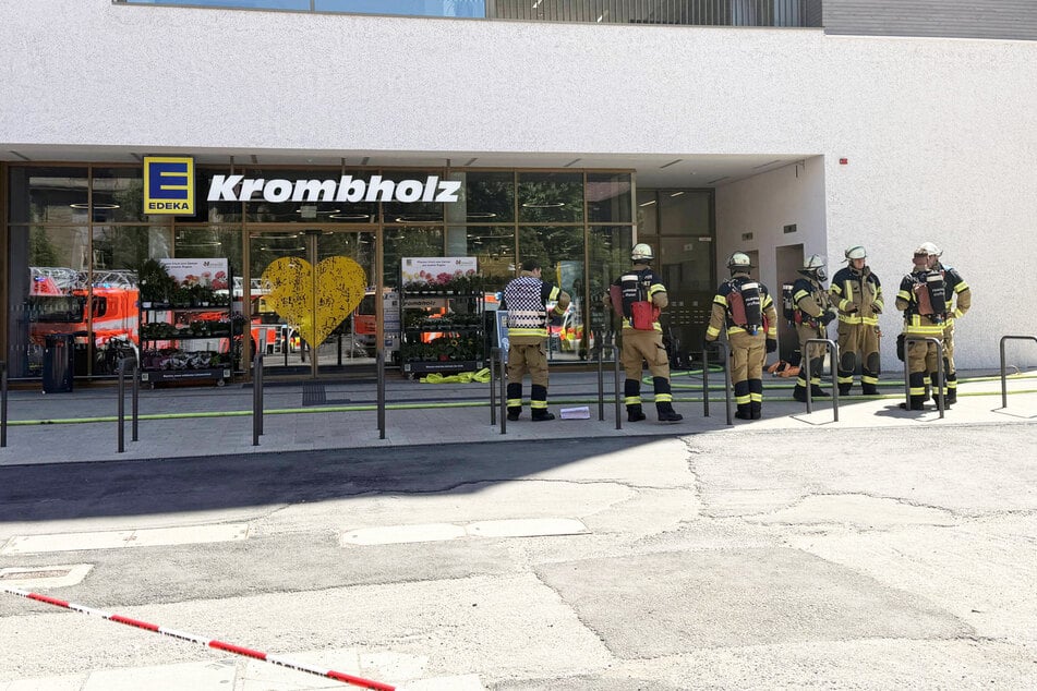 Die Feuerwehrleute kontrollierten das betroffene Gebäude.