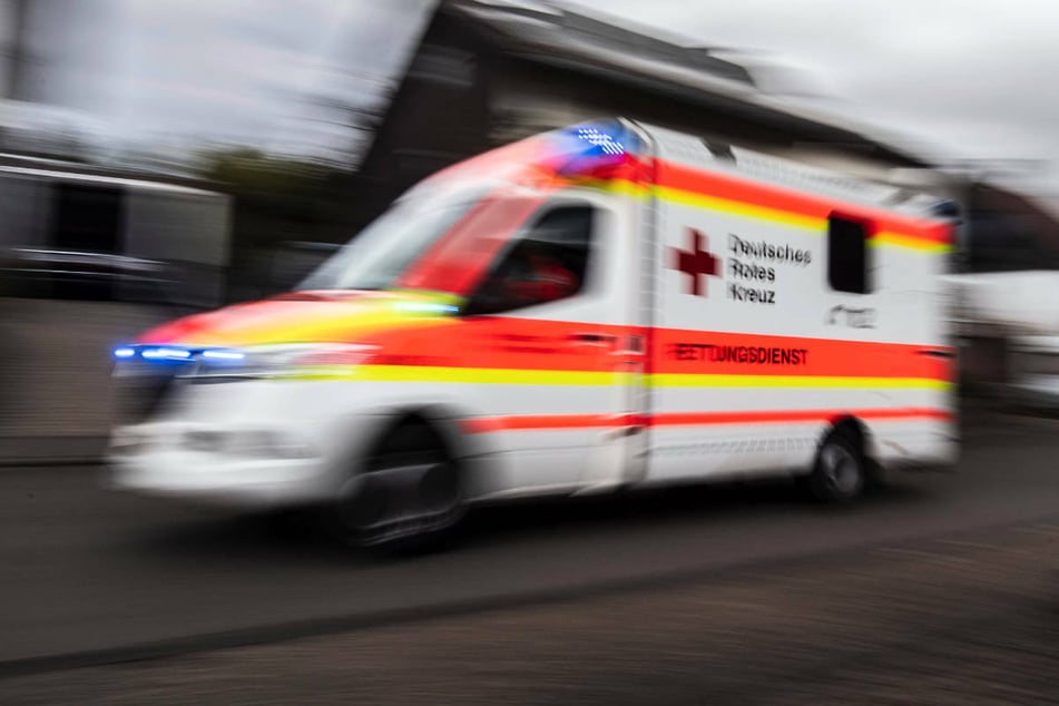 Der Motorradfahrer ist trotz Wiederbelebungsversuchen durch den Rettungsdienst noch am Unfallort an seinen schweren Verletzungen gestorben. (Symbolfoto)