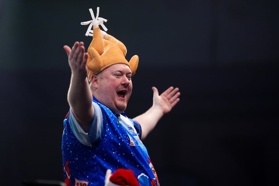 Ricky Evans (35) ist auf der Darts-Bühne als bunte Ulknudel bekannt. Nach seinem Sieg gegen James Wade wurde er aber emotional.