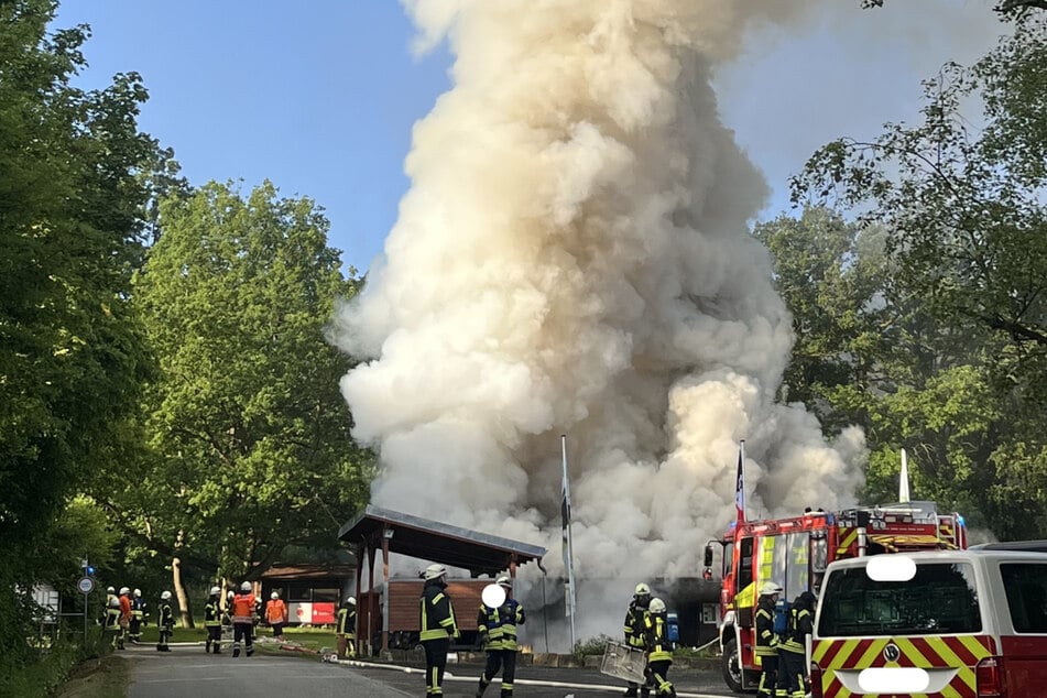 Ein Großaufgebot der Feuerwehr rückte zum Einsatzort - ein Golfplatz im Landkreis Hildesheim - aus.