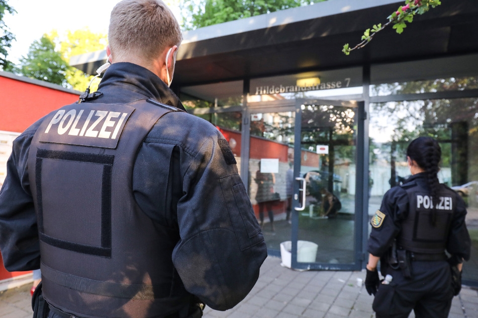 Am Donnerstag waren bereits Polizeikräfte vor dem Wohnheim in der Hildebrandtstraße im Einsatz und überwachten, dass keiner das Haus verließ.