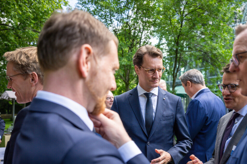 Michael Kretschmer (47, 2.v.l.) und Hendrik Wüst (47, 3.v.l.) im Juni auf der Ministerpräsidentenkonferenz in Berlin.