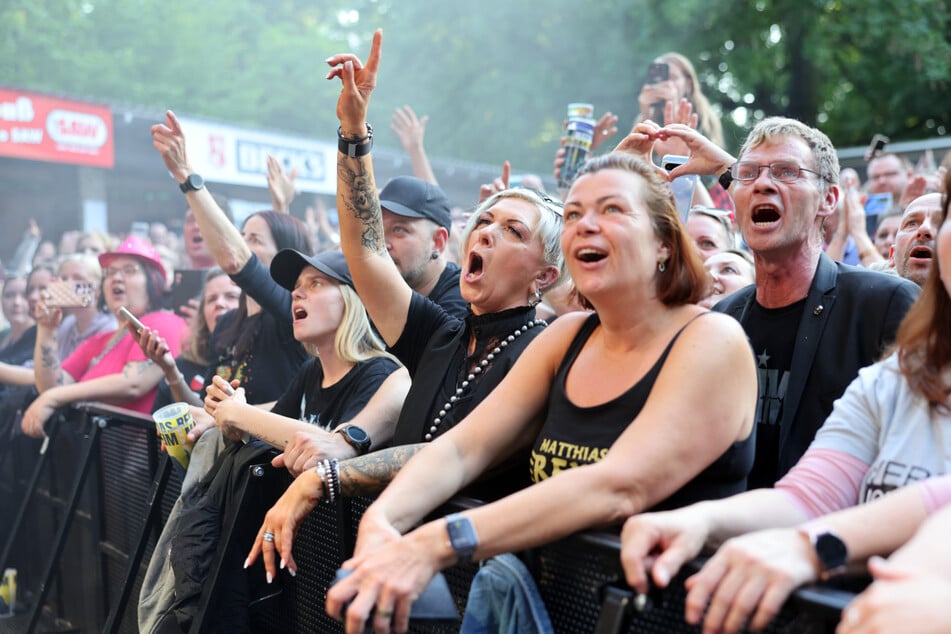 Etwa 2500 Fans versammelten sich vor der Parkbühne im Clara-Zetkin-Park.