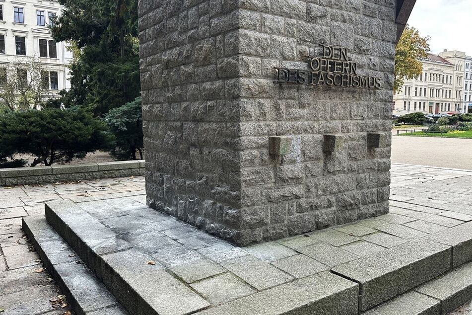 Am Donnerstag haben Täter Bücher am Denkmal für die Opfer des Faschismus in Görlitz verbrannt.