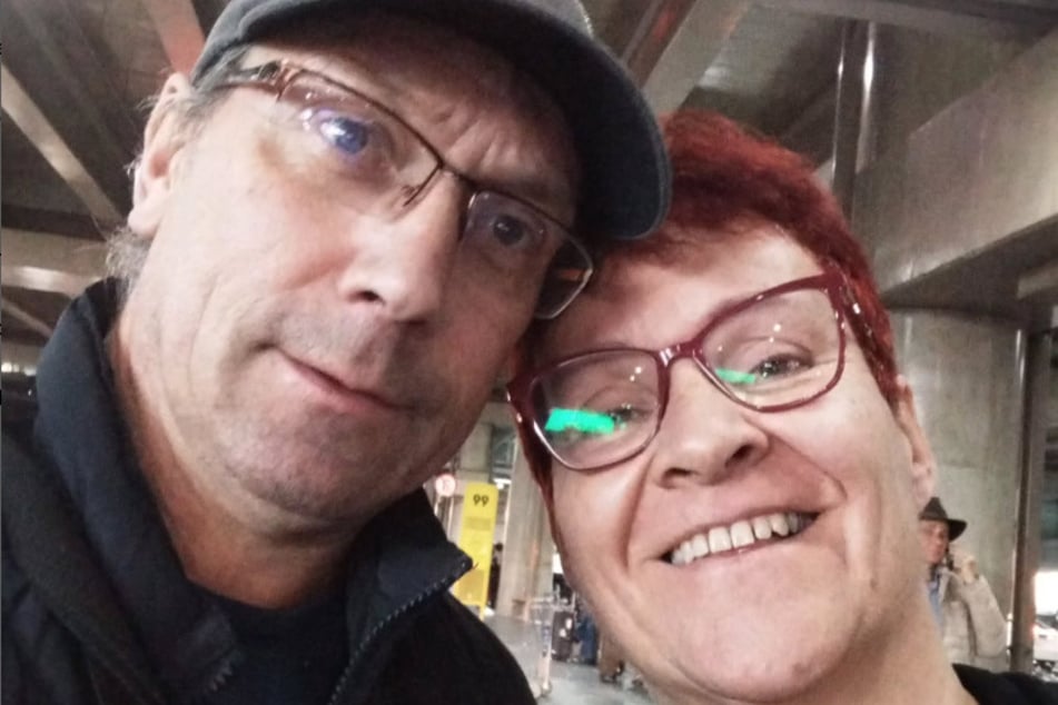Am Flughafen von São Paulo (Brasilien) mussten die "Bauer sucht Frau"-Stars Ulrike (58) und Heiko (57) erstmal ein glückliches Selfie machen.