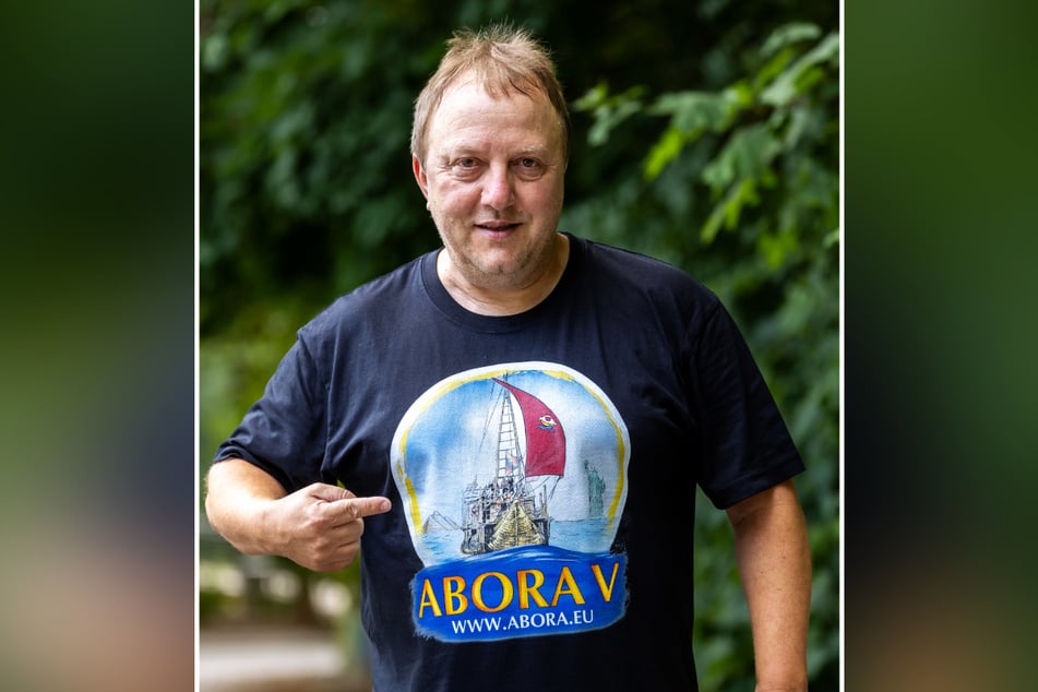 Der Chemnitzer Experimentalarchäologe Dominique Görlitz erhielt 200 gesponserte T-Shirts für sein neues Abora V-Abenteuer.