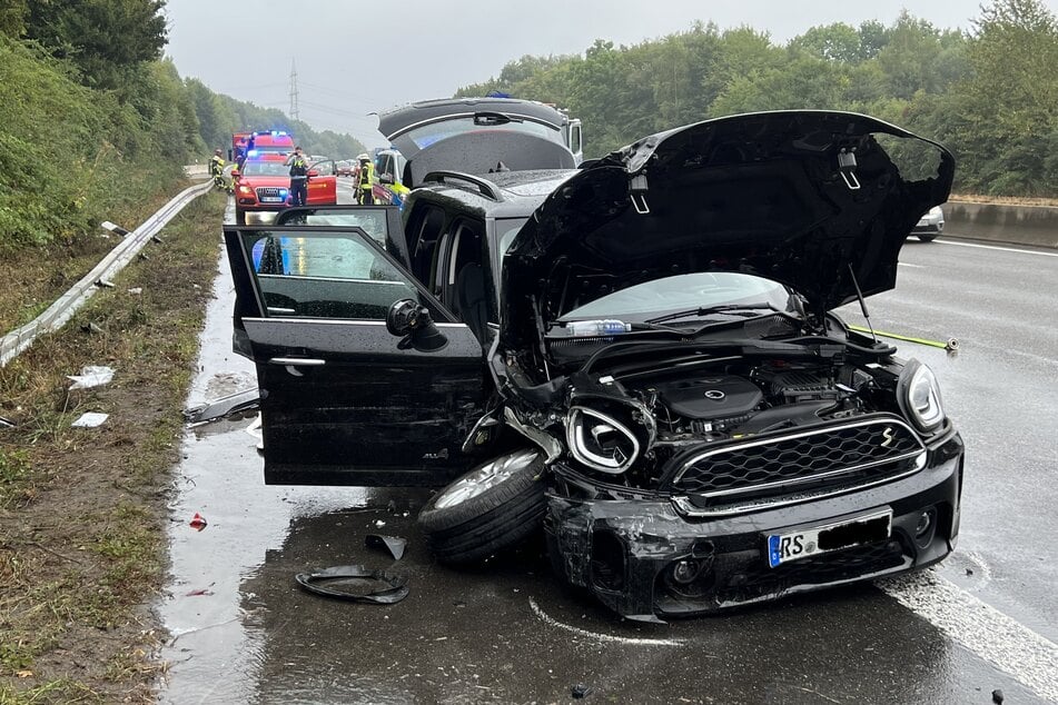Unfall A46: Autos prallen auf regennasser A46 zusammen: Neun Verletzte nach schwerem Unfall