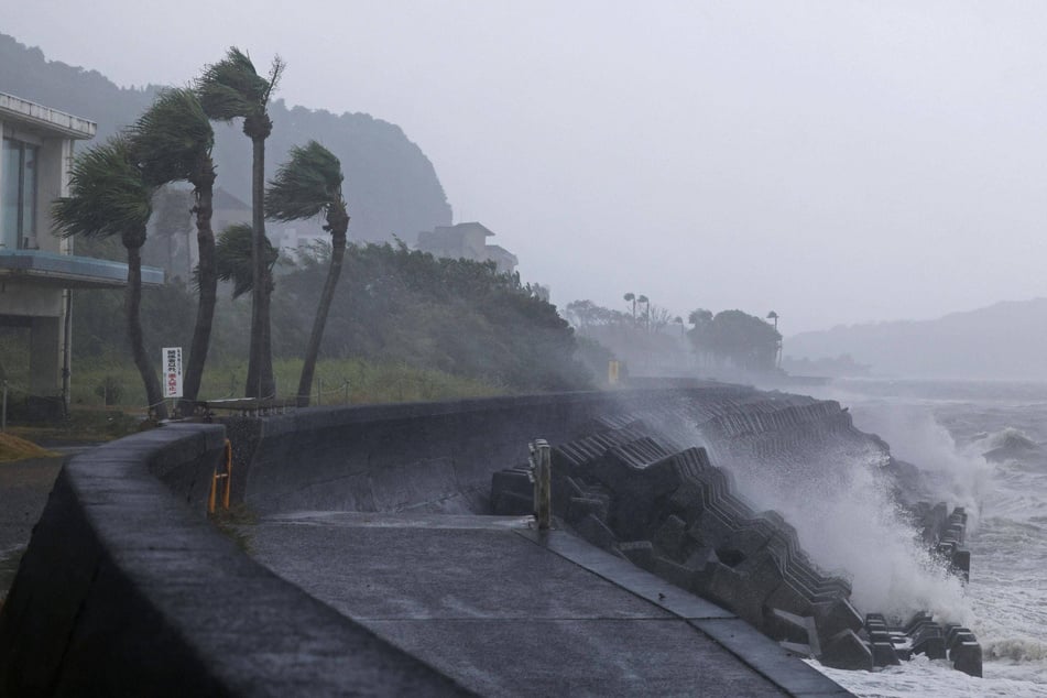 Typhoon Shanshan slammed into Kyushu Thursday, with authorities advising thousands to evacuate and issuing the highest warning level for wind and storm surges.