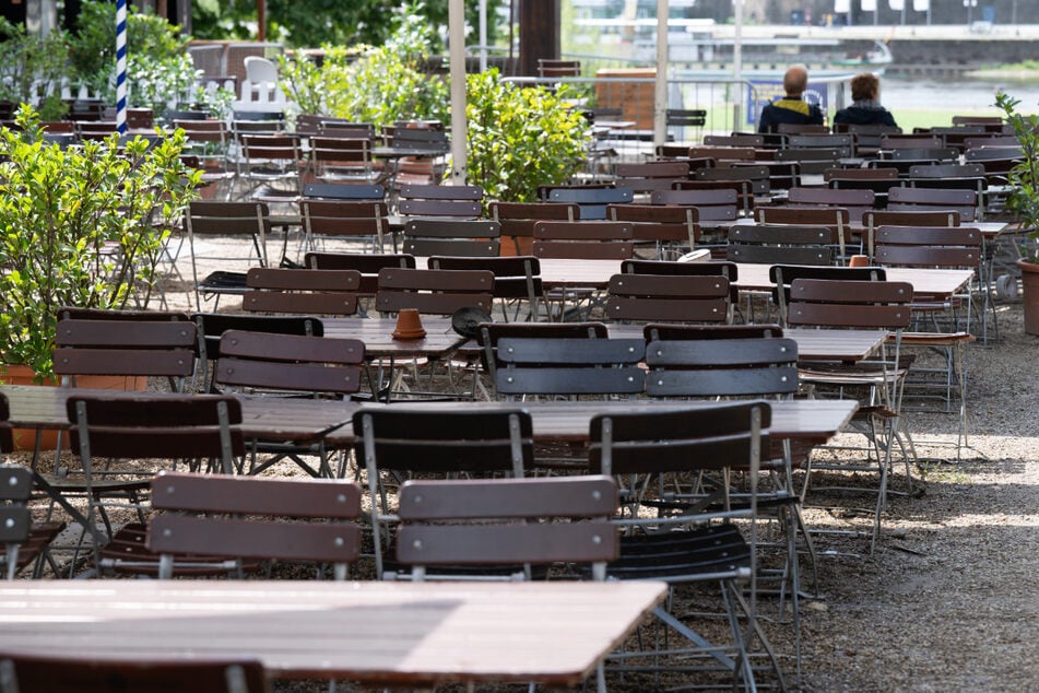Leere Tische in Sachsens Biergärten sind dieser Tage leider keine Seltenheit. Der Regen-Sommer vermasselt den Gastwirten die Saison.