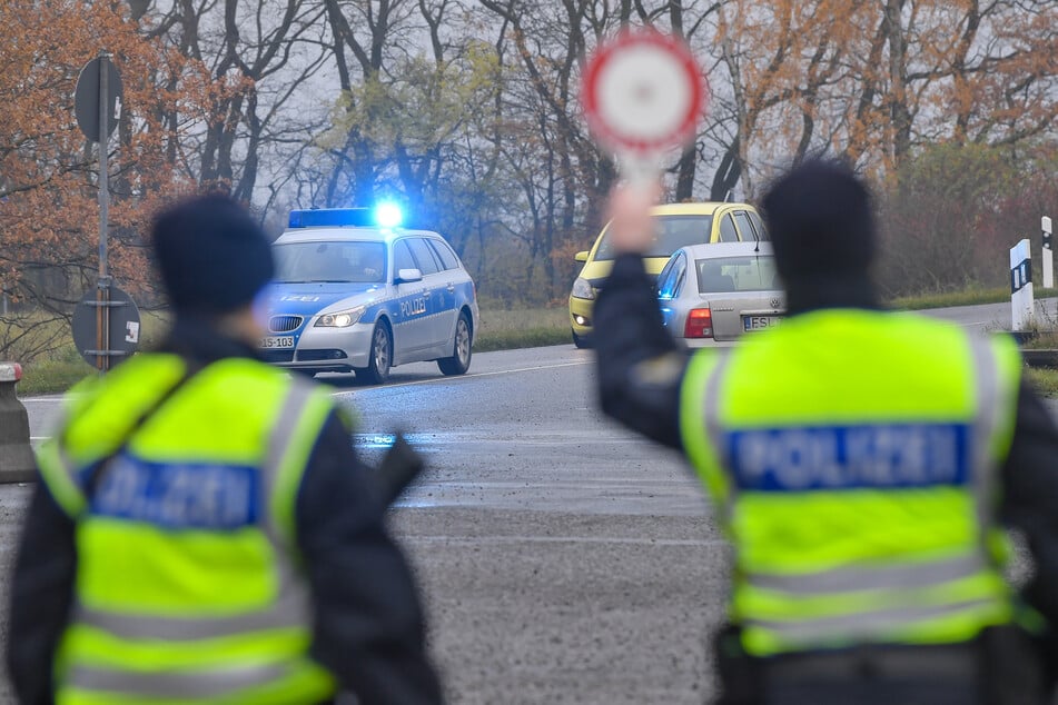Polizisten wollten den Audi-Fahrer in Sachsen kontrollieren, doch dann gab er plötzlich Vollgas. (Symbolbild)