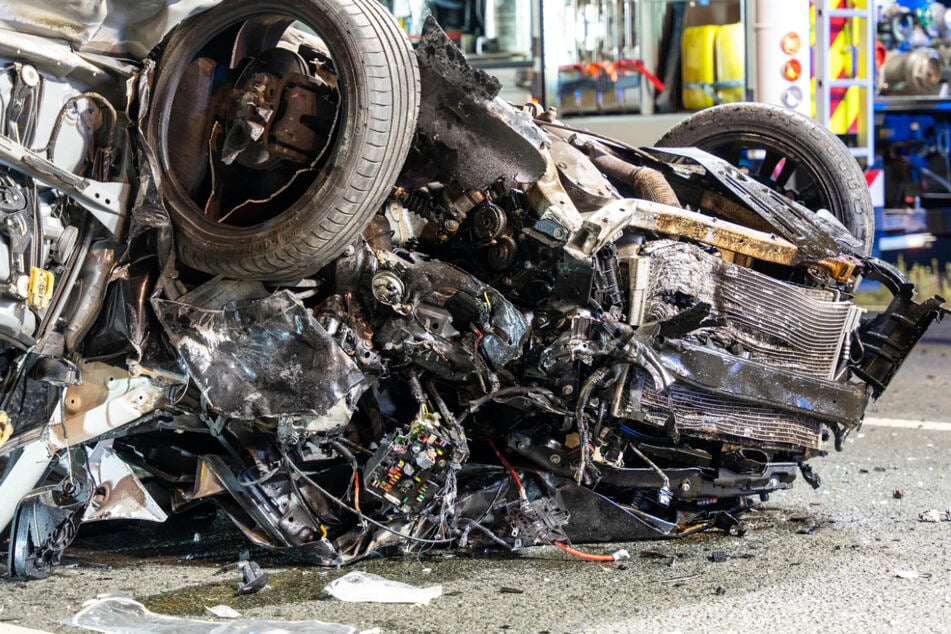 In der Nacht zu Sonntag kam es bei Karben in der Wetterau zu einem tragischen Unfall mit vier teils schwer verletzten Beteiligten.