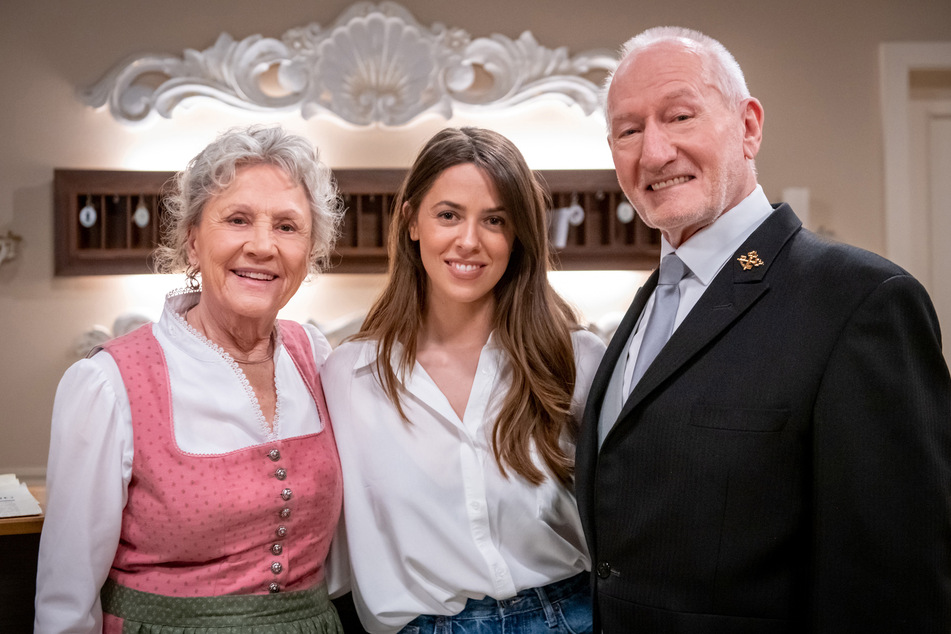 Hildegard (Antje Hagen, 84, l.) und Alfons (Sepp Schauer, 73, r.) nehmen Vanessa Mai (31) herzlich auf.