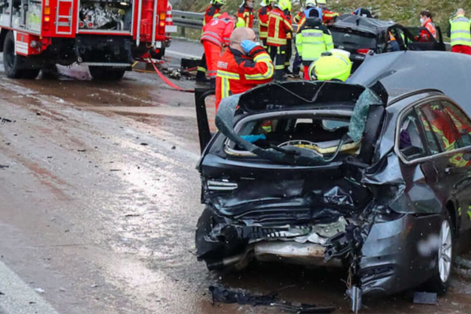 18 Verletzte bei acht Unfällen auf A8: Es krachte im Sekundentakt bei Schneeregen