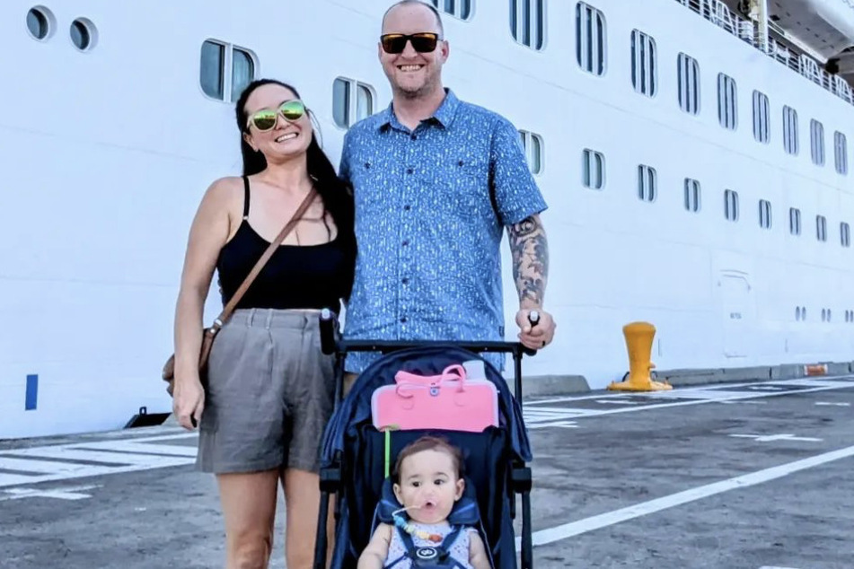 Michelle und ihre Familie vor dem Kreuzfahrtschiff, mit dem sie die Welt bereisten.