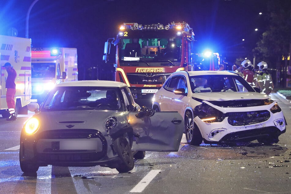 Feuerwehr und Rettungsdienst waren an der Unfallstelle im Einsatz, kümmerten sich um die verletzten Personen und räumten Trümmerteile weg.
