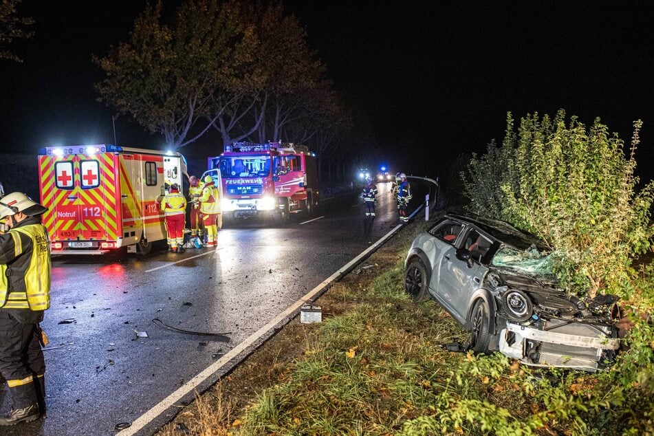 Ein Mini und ein Mercedes kollidierten frontal miteinander.