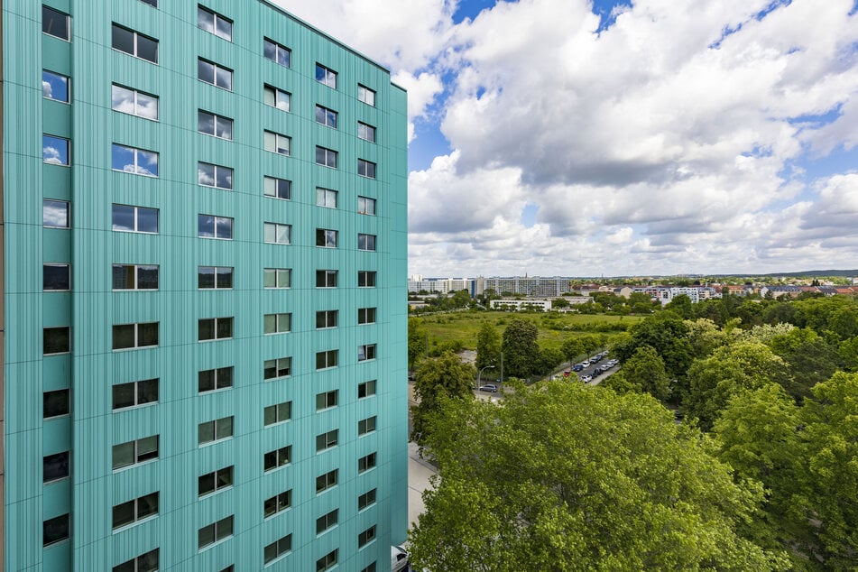 In Türkis erstrahlt das neue Gebäude, das sogar von den Elbwiesen aus zu sehen sein soll.