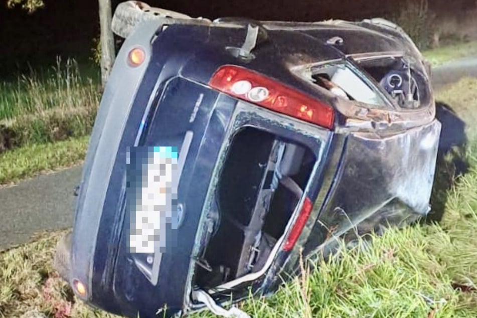 Der Kleinwagen wurde bei dem Unfall völlig demoliert.