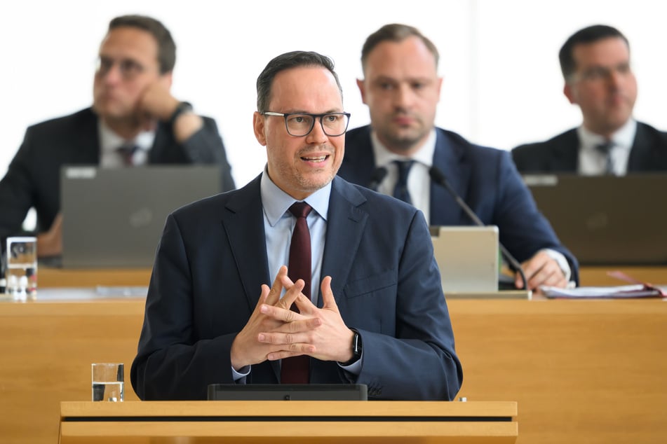 Wirtschaftsminister Dirk Panter (51, SPD) hofft beim Aufspüren von Funklöchern auf große Mithilfe aus der Bevölkerung. (Archivfoto)