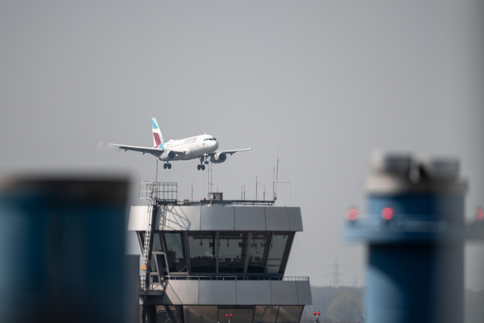 Am Montagmorgen haben Beschäftigte des Düsseldorfer Flughafens gegen einen drohenden Stellenabbau an Nordrhein-Westfalens größtem Flughafen demonstriert (Symbolbild).