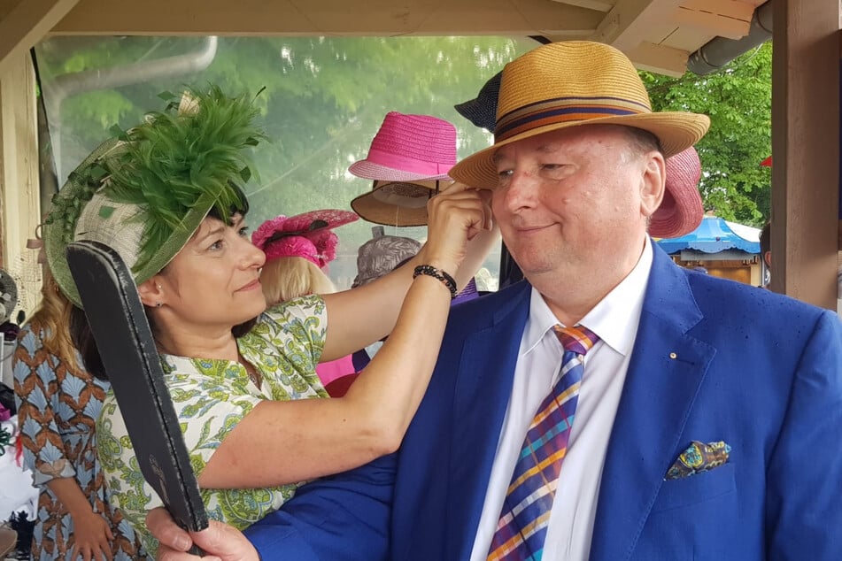 Ex-Rennvereinspräsident Michael Becker (68) lässt sich von Modistin Katrin Westhäusler beim Hutkauf beraten.
