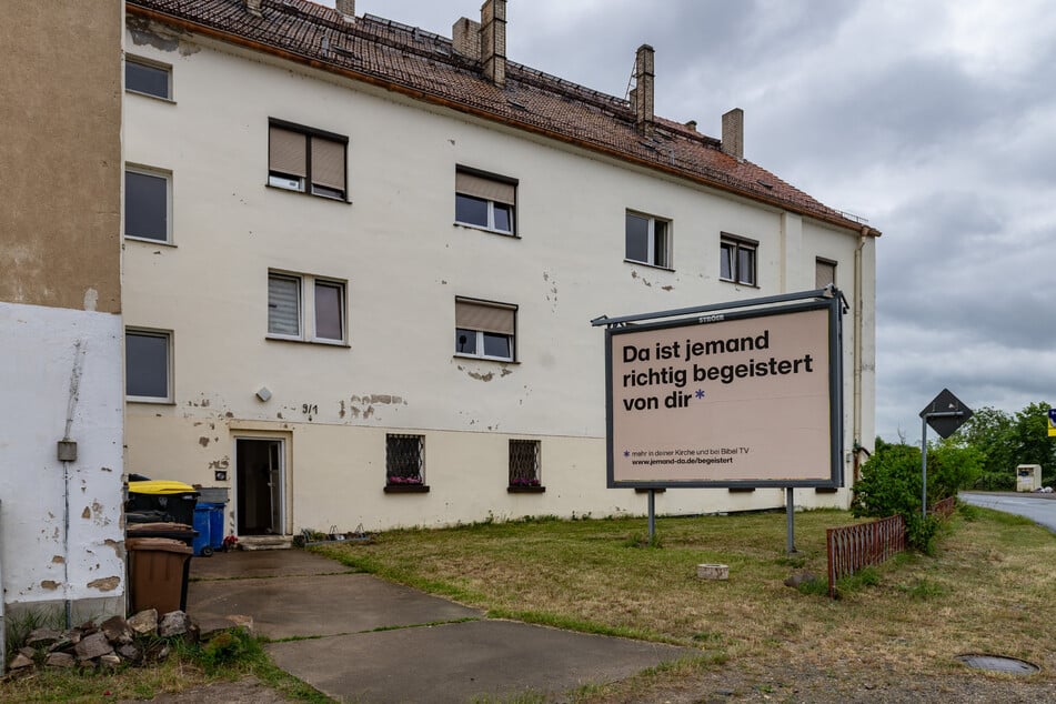 Vor diesem Mehrfamilienhaus in Strehla eskalierte der Streit, und Andre H. (42) verlor sein Leben.