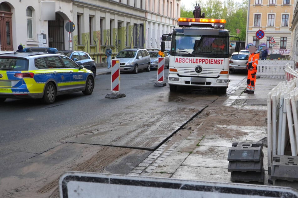Leipzig: Auf Patrouille bemerkt: Straße im Leipziger Osten unter Wasser