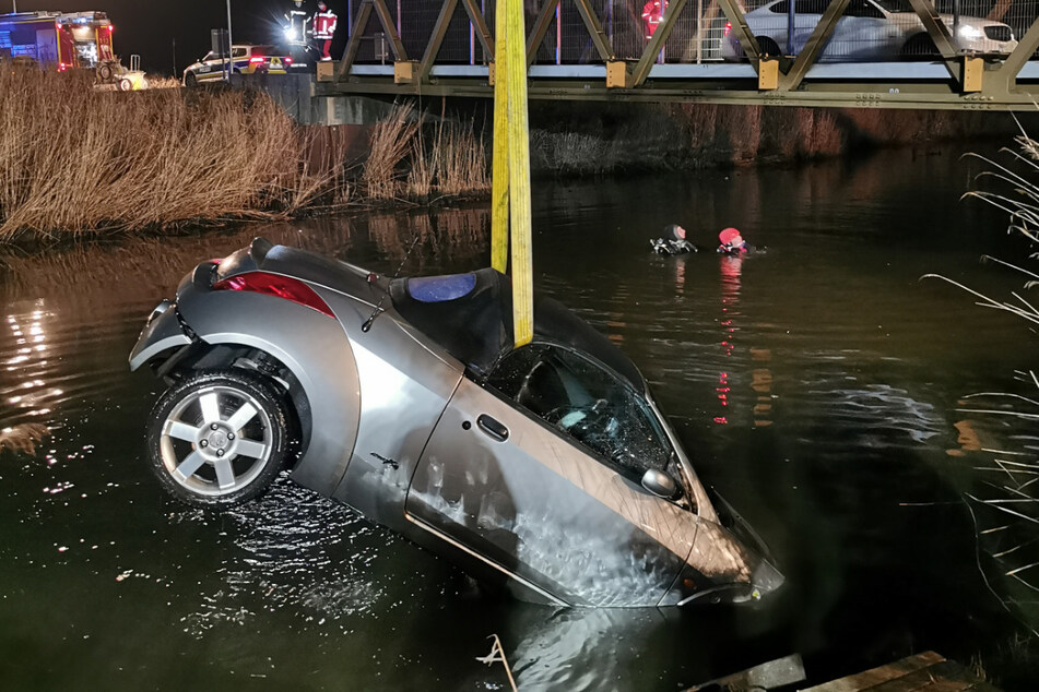 Nach einem Unfall versank das Auto eines 31-Jährigen im Kanal. DerFahrer konnte sich selbst retten.