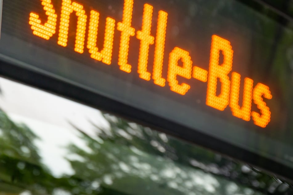 Mit Shuttle-Bussen werden die Fußballfans an die SVE-Stadion gefahren.