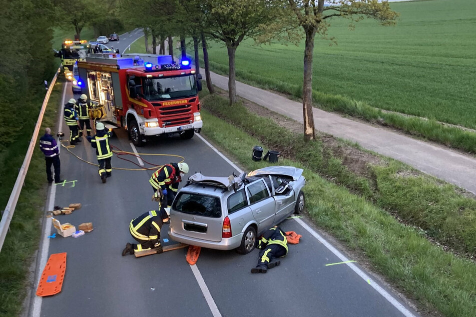 Der Opel krachte gegen einen Baum. Infolgedessen verstarb der Fahrer.