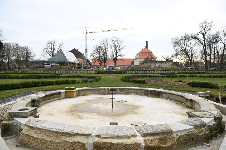 Heute: Der Mittelbrunnen wird bald in alter Schönheit erstrahlen. Und auch das Schloss soll 2024 wieder aufgebaut werden.