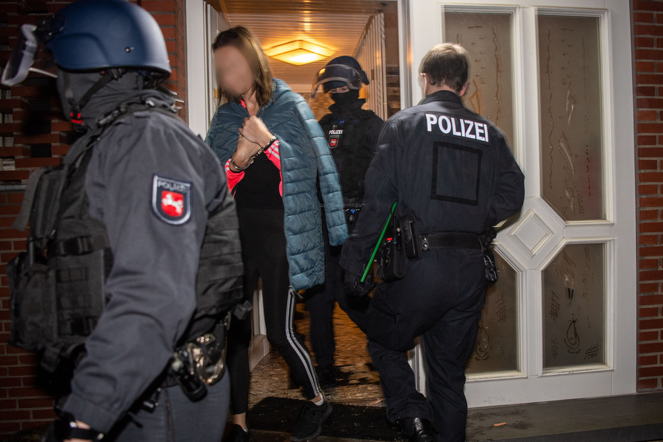 In Gütersloh führten die Einsatzkräfte einige Personen ab. Insgesamt wurden 15 Männer verhaftet.
