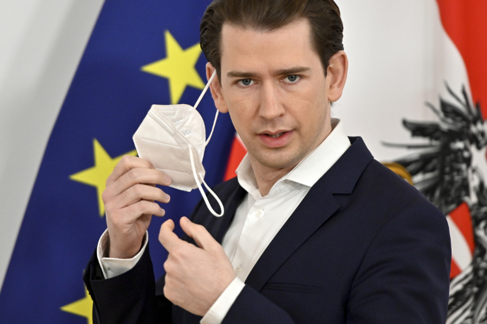 Sebastian Kurz setzt bei einer Pressekonferenz im Bundeskanzleramt seinen Mund-Nasen-Schutz ab.