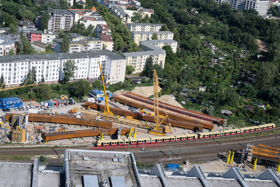 Ein Blick auf die Baustelle der Ringbahnbrücke von oben.