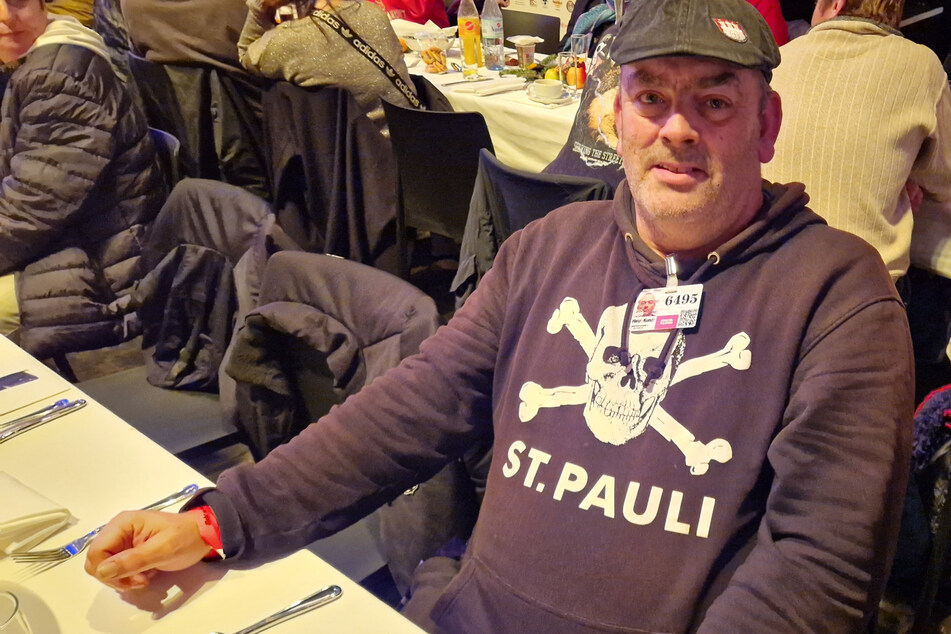 Thomas (53) bei der Weihnachtsfeier "Mehr als eine warme Mahlzeit" des "Friends Cup Fördervereins e.V." in der Hamburger Fischauktionshalle, wo TAG24 ihn traf.