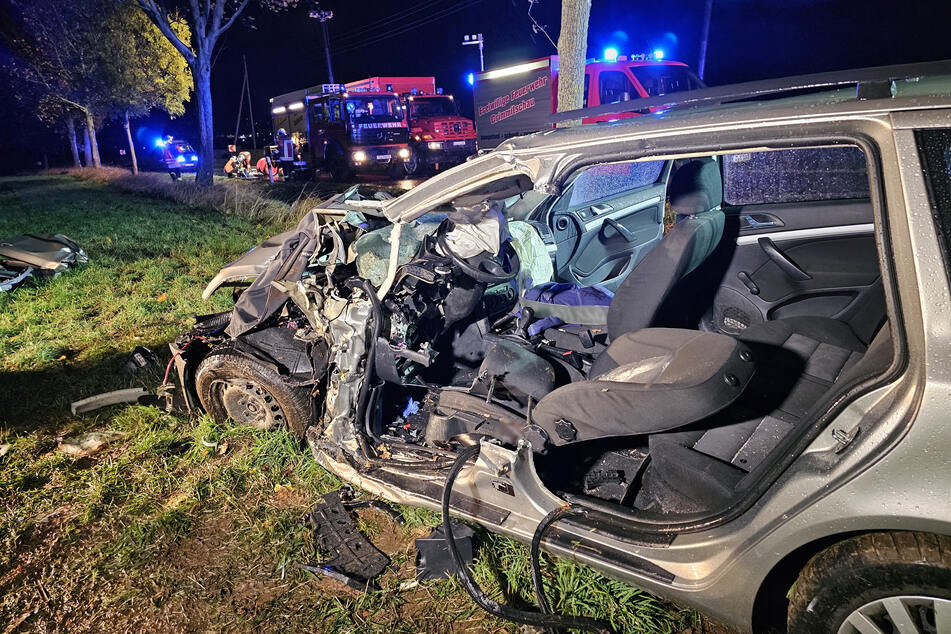 Baum-Crash auf Landstraße: Skoda-Fahrer schwer verletzt