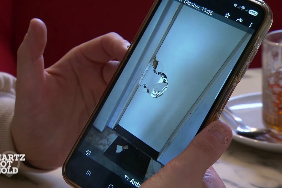 Hat ein Freund ihres Vermieters Sabrinas Tür so zugerichtet?