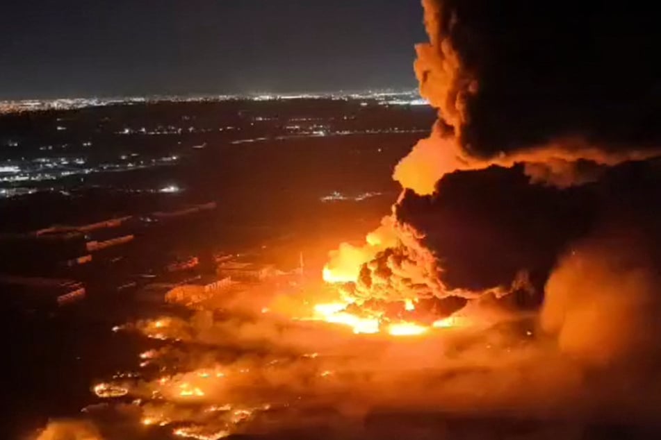 Explosionen in Industriegebiet: Feuerinferno trifft mehrere Menschen