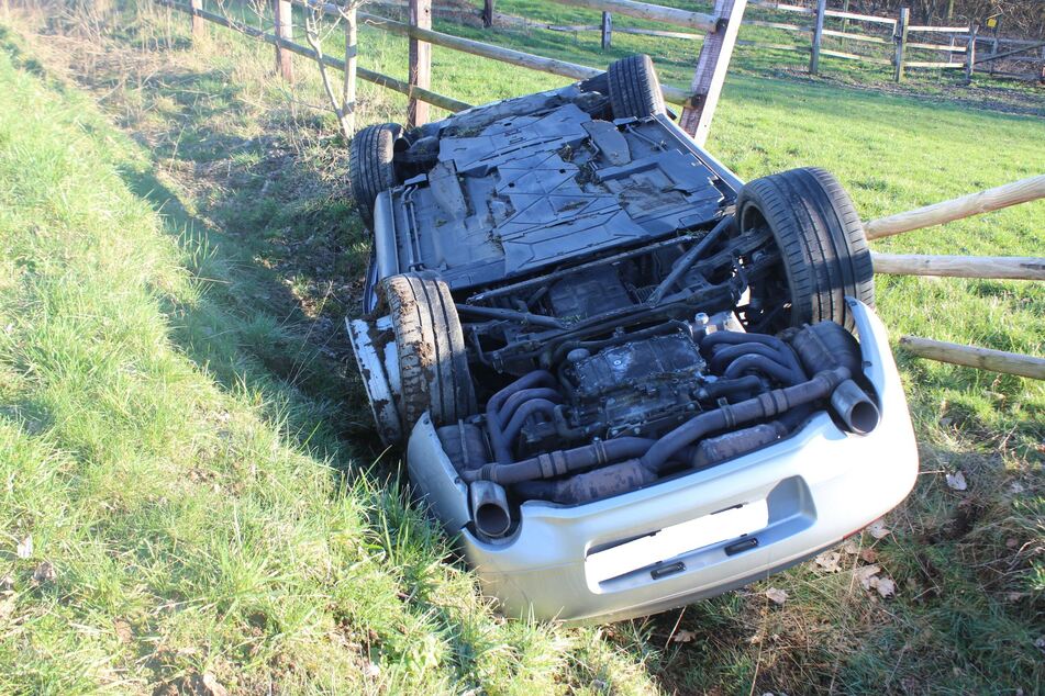 Der Porsche hatte sich am Freitagnachmittag in Velbert überschlagen und war auf dem Dach liegen geblieben. Die drei Insassen (22, 23, 26) wurden zum Teil schwer verletzt.