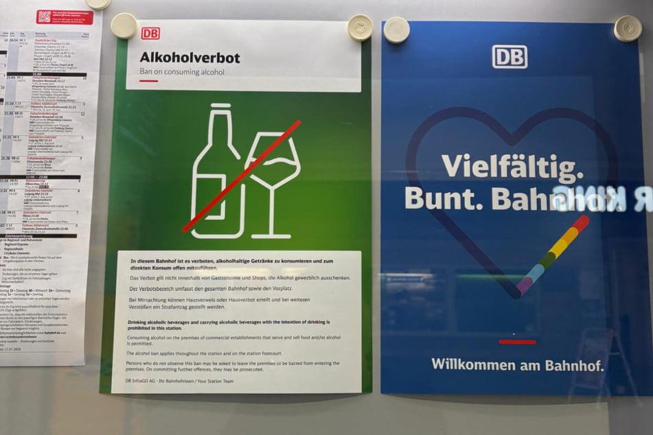 Ein Aushang am Haupteingang weist bislang unauffällig auf das Alkoholverbot hin.