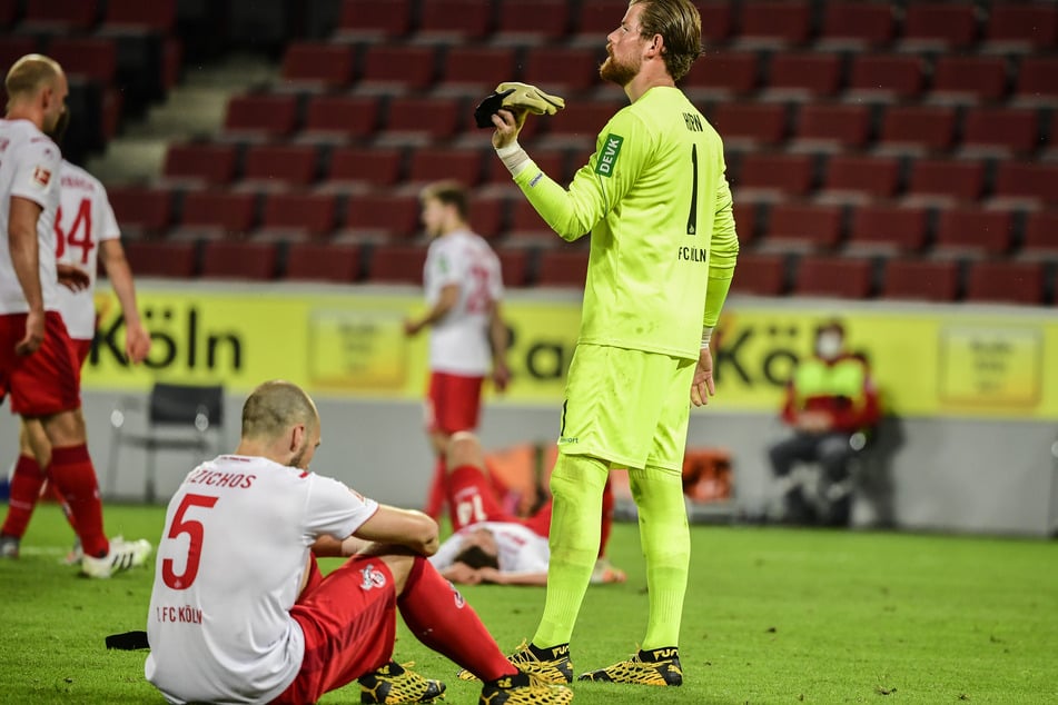 Cologne goalkeeper Timo Horn (r.) And Rafael Czichos are disappointed after the game against Leipzig.