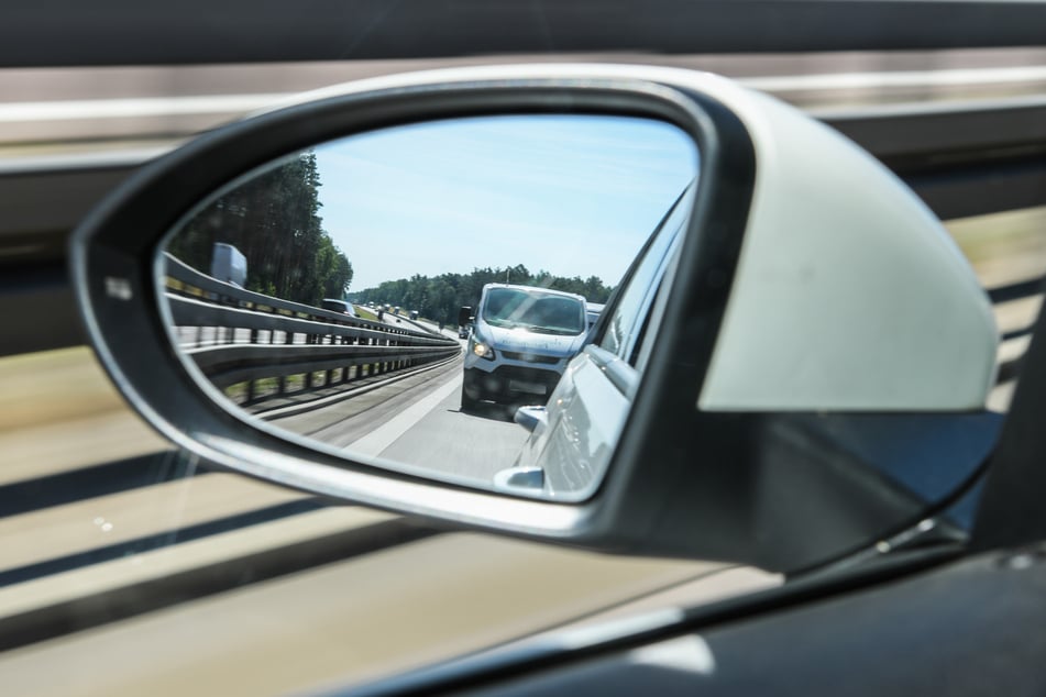 Die Situation begann damit, dass der Van-Fahrer drängelte. (Symbolbild)