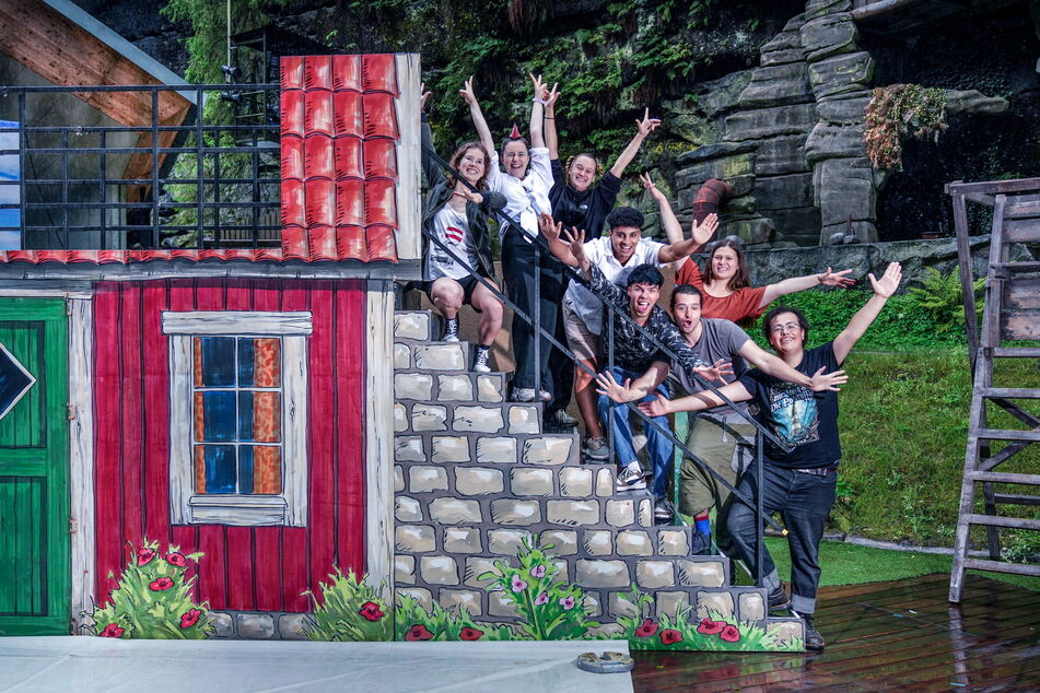 Studenten der Theaterakademie Sachsen auf der Felsenbühne Rathen in der Kulisse des Kinderstücks "Feiern mit Petterson und Findus" (v.l.): Emily Siegert (21), Linda Neuschulz (21), Sarah Frese (23), Sean Kühnl (24), Adam Walgren (21), Vera Antonenko (22), Tom Warschewski (23) und Danny Mlaouhia (22).