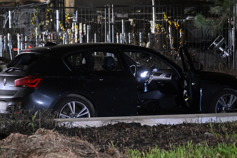 Mit einem BMW steuerte der Täter auf die Polizeibeamten zu.